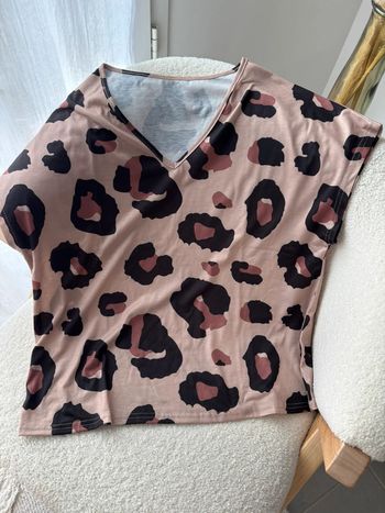 T-shirt leopard col v très bon état