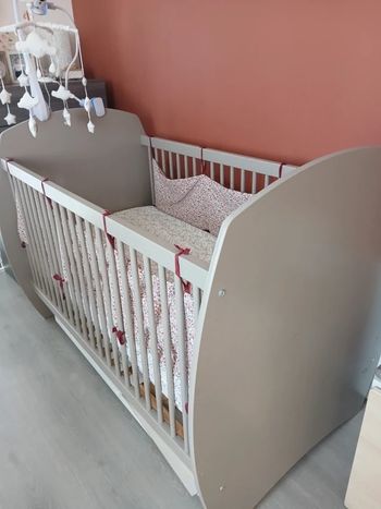 Lit à barreaux évolutif avec matelas