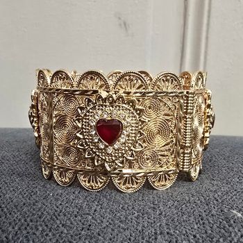 Bracelet manchette oriental motif filigrane pierre rouge forme coeur soiree mariage