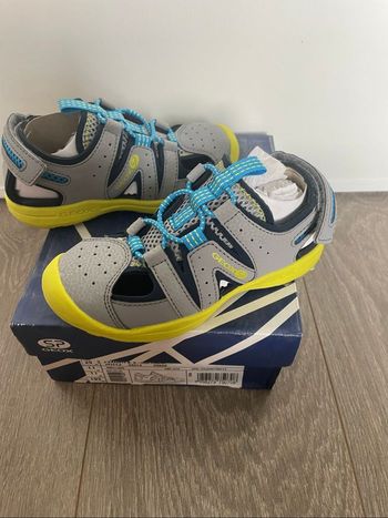 Chaussures Sandales Claquettes Baskets randonnée de la marque Geox Pointure 29 neuves en boîte d’origine Neuf