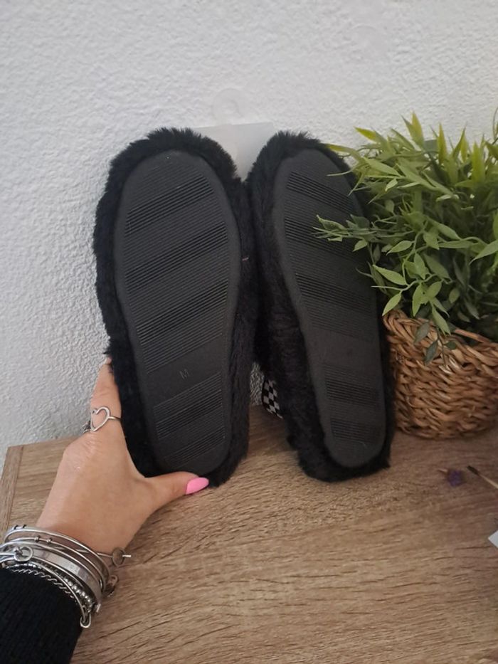 Pantoufles Chaussons sandales fausse tout doux fourrure noirs smiley neufs M claire's 36/37 - photo numéro 3