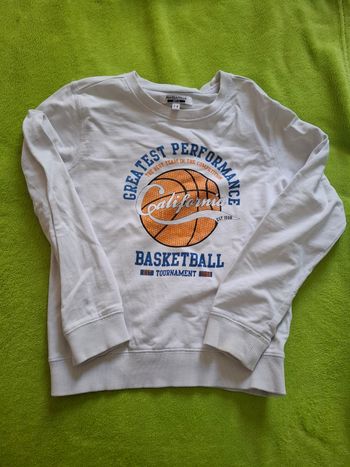 Pull blanc avec motifs ballon basket 