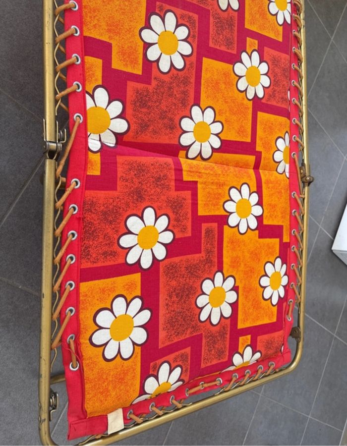 Transat bain de soleil Lafuma vintage orange et rouge à grosse fleur année 70 - bon état - photo numéro 5