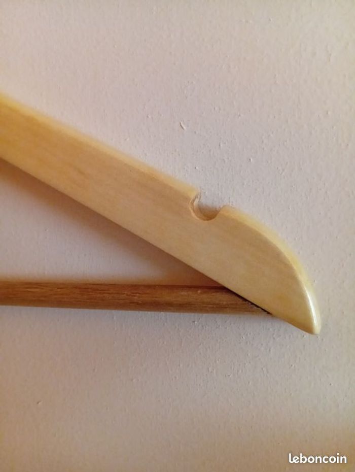 Lot de 5 cintres en bois - photo numéro 2
