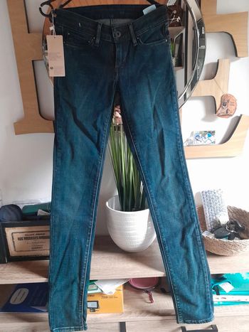 Jeans levi's neuf taille 34