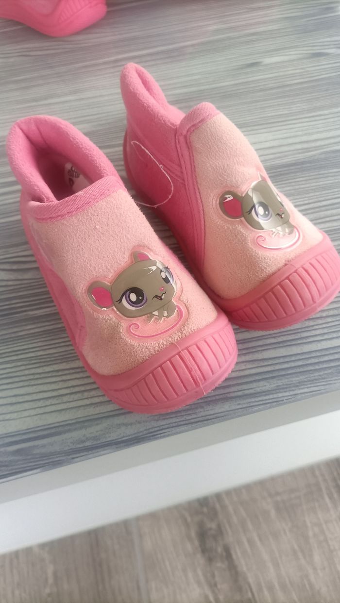 Chaussons fille little Petshop p24 neufs avec étiquettes