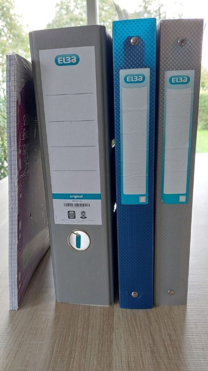 Lot Classeurs et fournitures pour classeurs - photo numéro 2