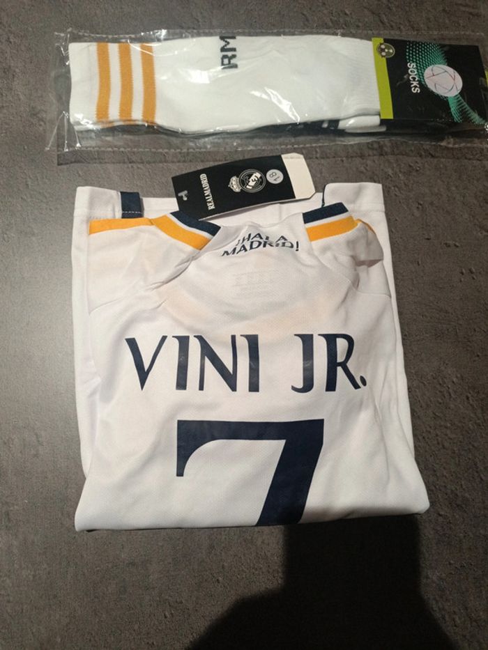 Tenue foot Real Madrid Vini Jr blanc. T.18 - photo numéro 4