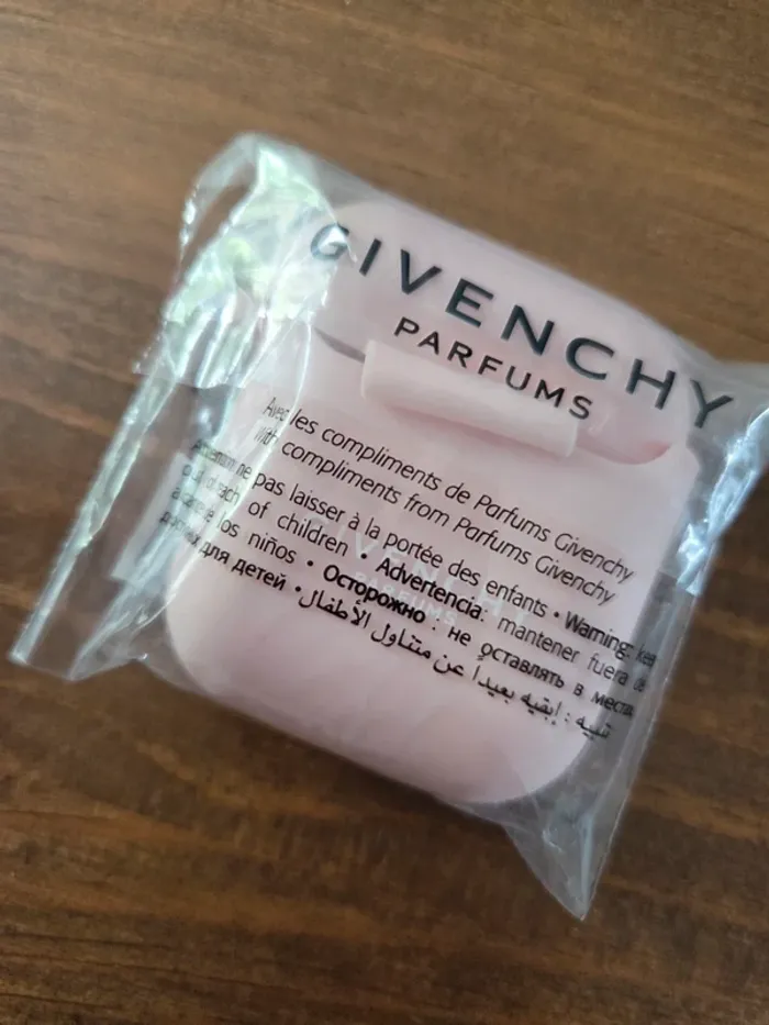 Lot pochette Kenzo + boîte écouteurs Givenchy - photo numéro 4