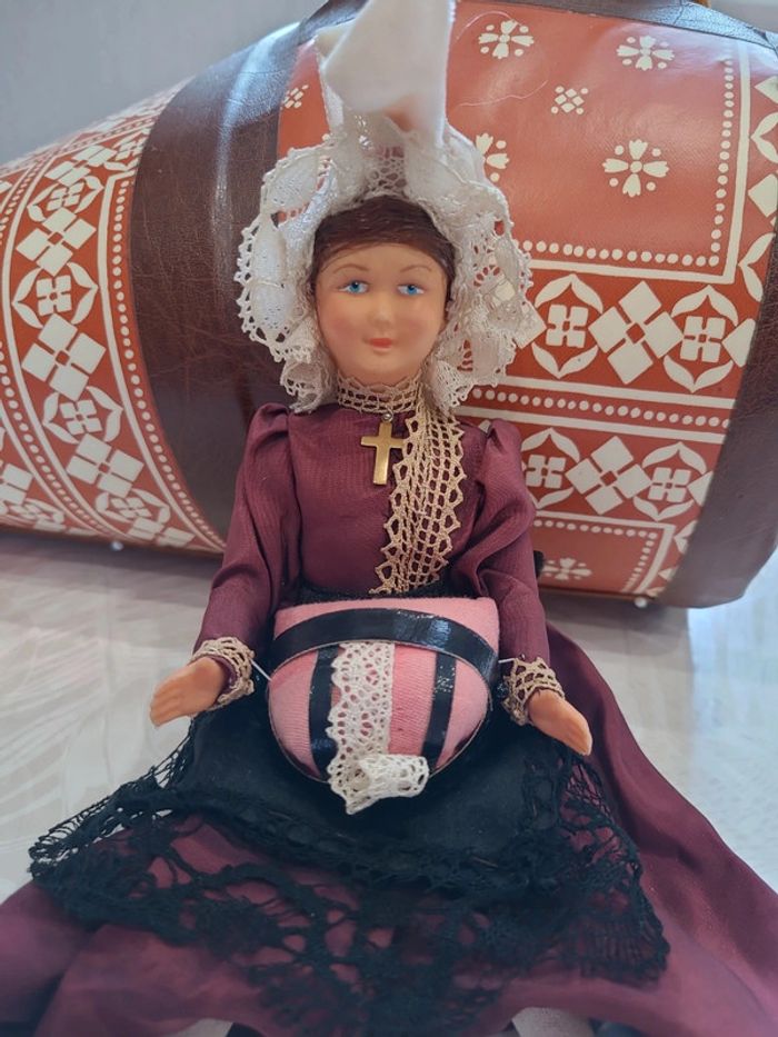 Dentellière Auvergnate avec son carreau - photo numéro 2