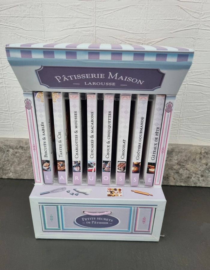 Bibliothèque comprenant 8 livres de recettes de pâtisserie
