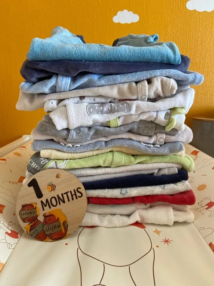 Lot de 18 pyjamas mixtes taille 1 mois