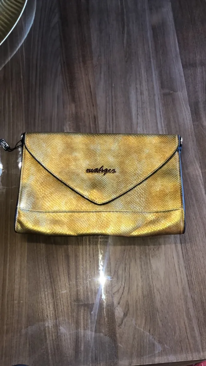 pochette doré style croco
