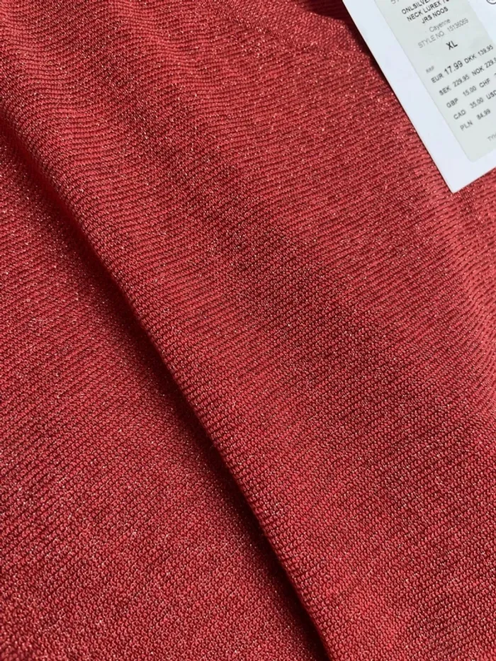 Tee shirt rouge pailleté - photo numéro 4