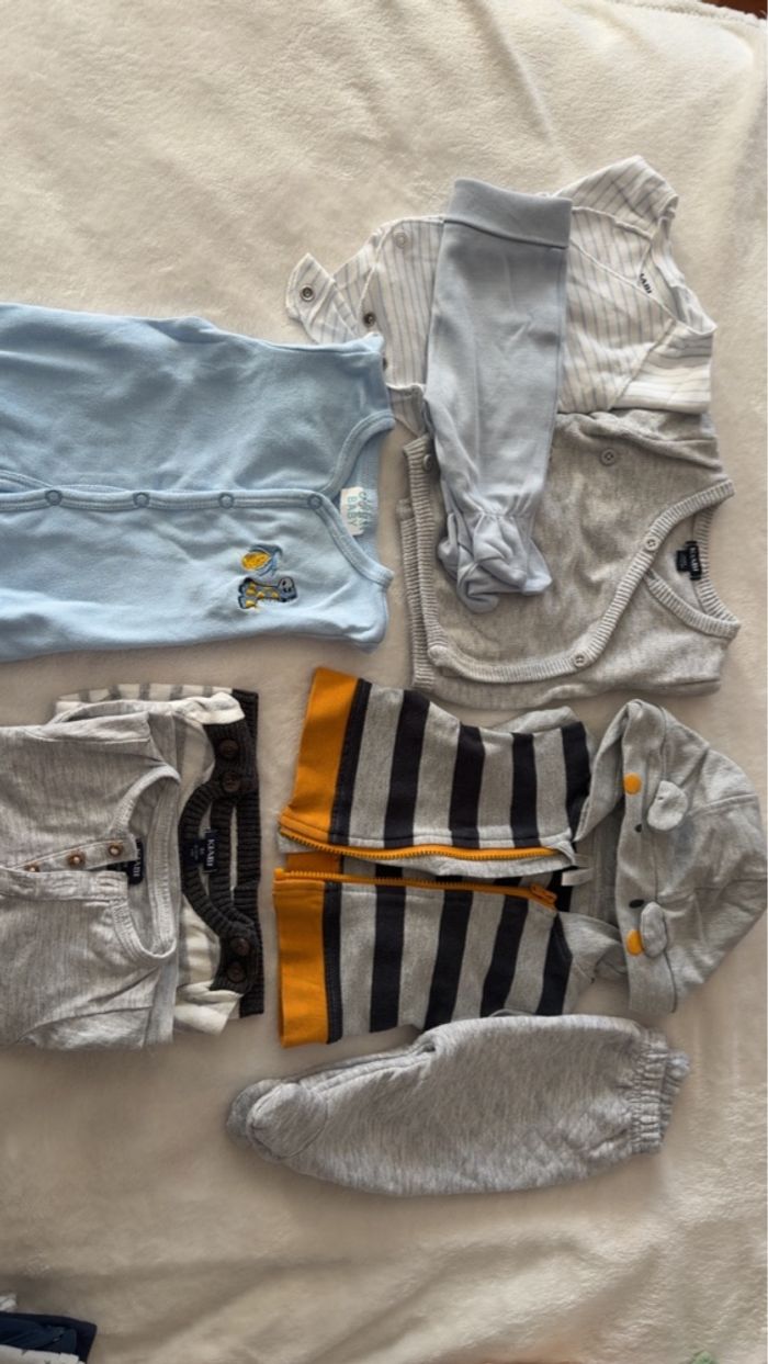 Lot vêtement bébé 1mois voir 2/3 articles naissance - photo numéro 3