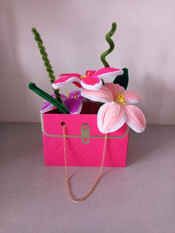 Composition florale dans boîte en sac à main ✋