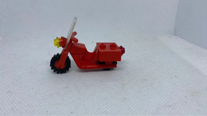 Lego moto ancienne motorcycle Town red + windscreen x81c02 + bb0057 - photo numéro 3