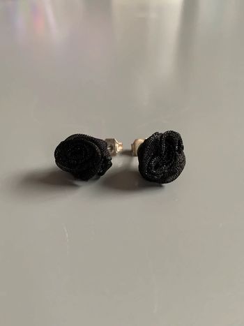 boucles d’oreilles Adopt’ forme de fleurs en tissu noir Structure argentée Avec fermoirs
