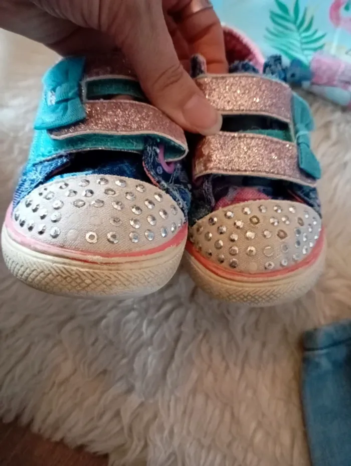 Gros Lot fille 2/3 ans 💗 jean Zara + debardeurs Primark + basket Skechers +  veste sans marque - photo numéro 10