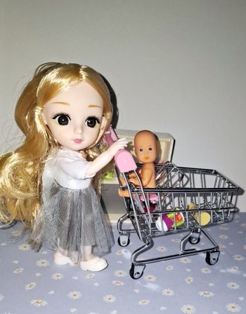 Poupée fait ses courses