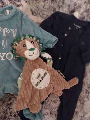 Lot pyjamas et un jouet bébé naissance