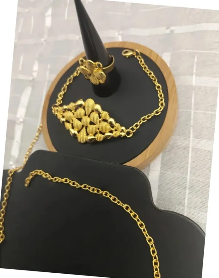 Parure de bijoux dorés sophistiquée - photo numéro 7