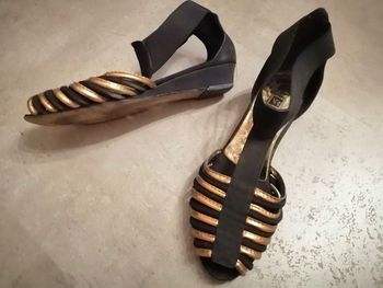 Chaussures noires et dorées Taille 36 Via Roma