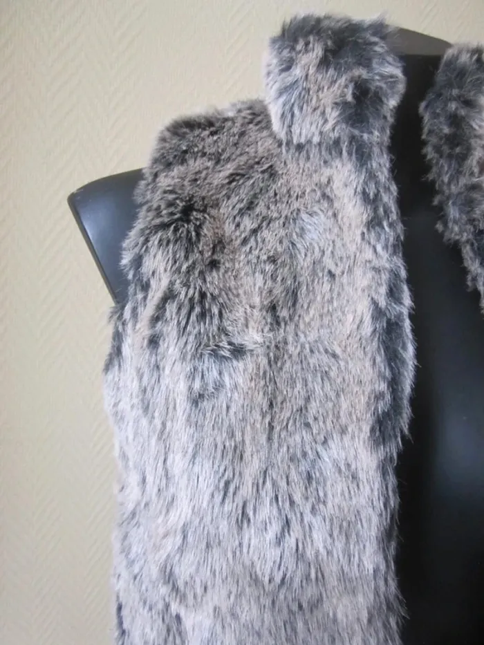 Veste fausse fourrure sans manches manches gris/marron taille 10 ans - photo numéro 2