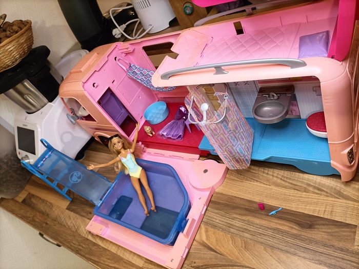 Camping car barbie dreamcampeur XXL avec électroménager, piscine, 1 barbie, 1 chien et nombreux accessoires - photo numéro 4