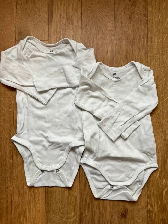 Lot de deux bodys blancs 12 M