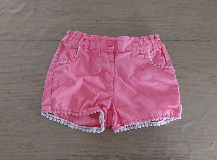 Short fille 24mois en très bon état