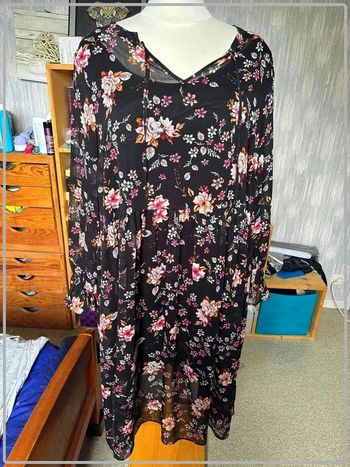 Magnifique robe taille 50/52marque C&A neuve sans étiquette