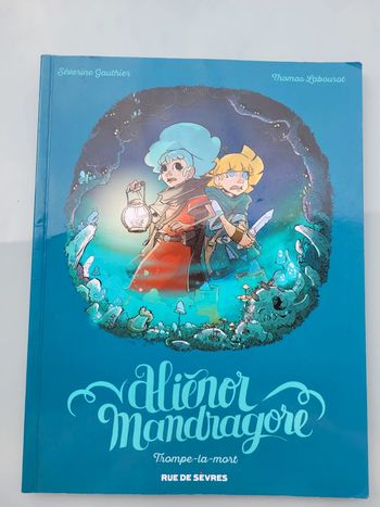 Livre couverture souple Rue de Sèvres, Aliénor Mandragore tome 2 : trompe la mort