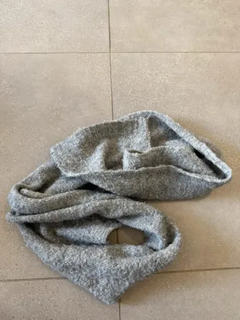 Echarpe grise, bon état