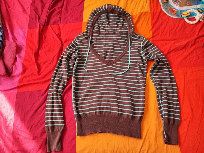 Pull léger col v