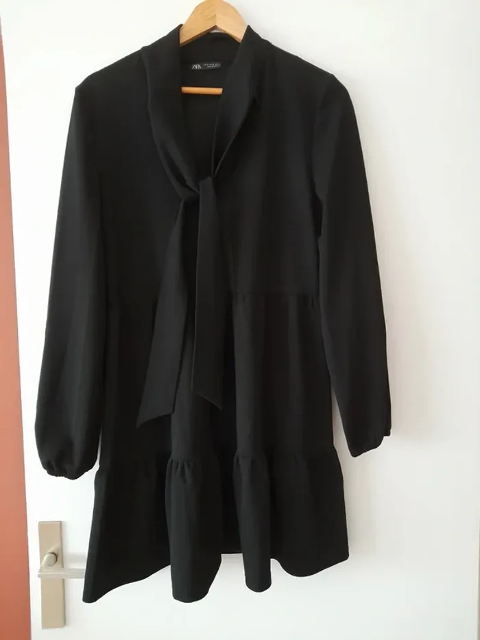 Robe noire forme évasée avec volants Zara