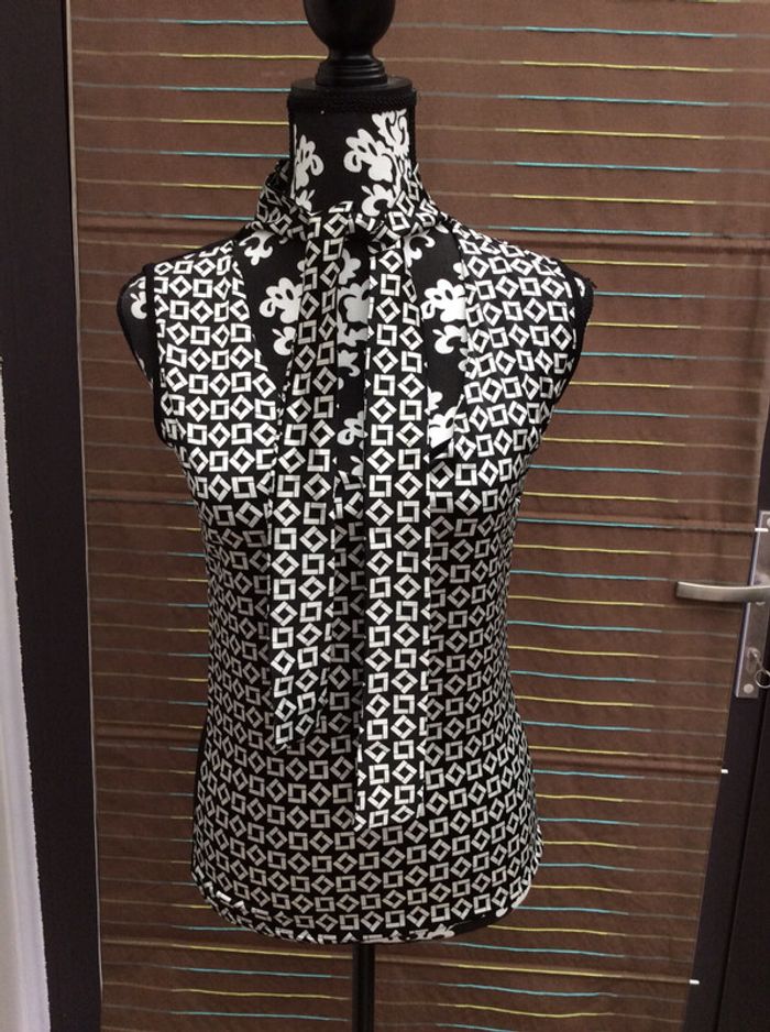 Blouse sans manche satinée noir imprimé blanc (n°19)
