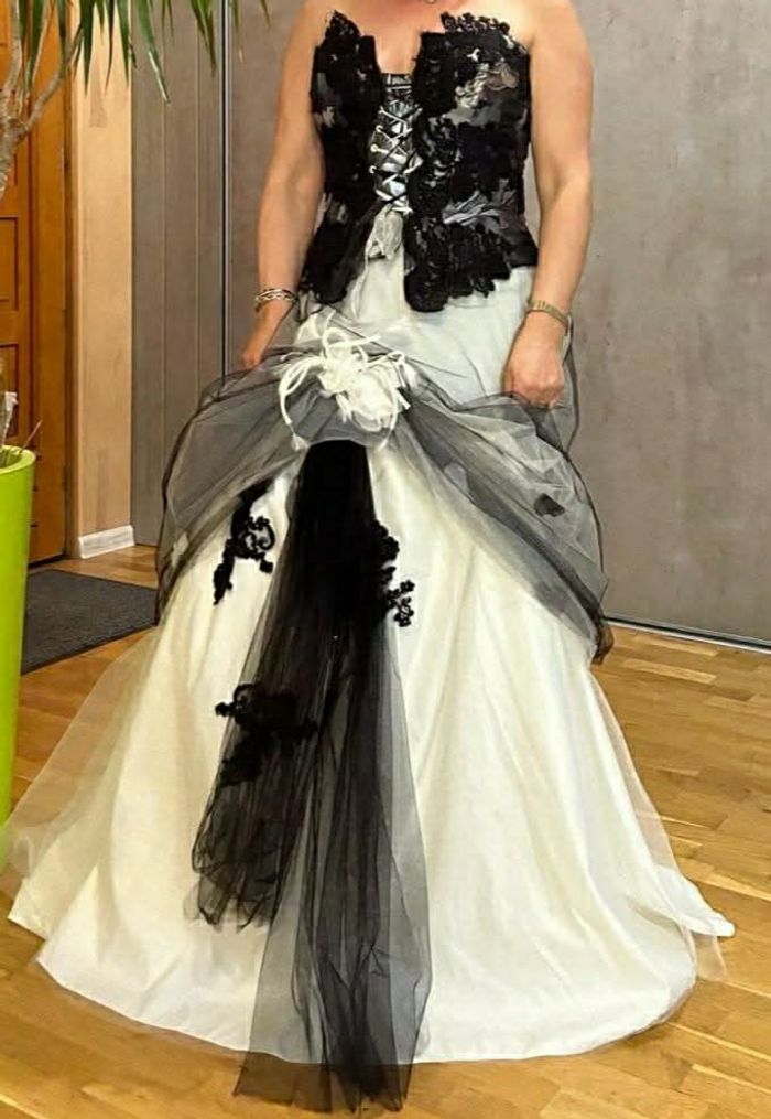 Robe de Mariée noire et blanche - photo numéro 2