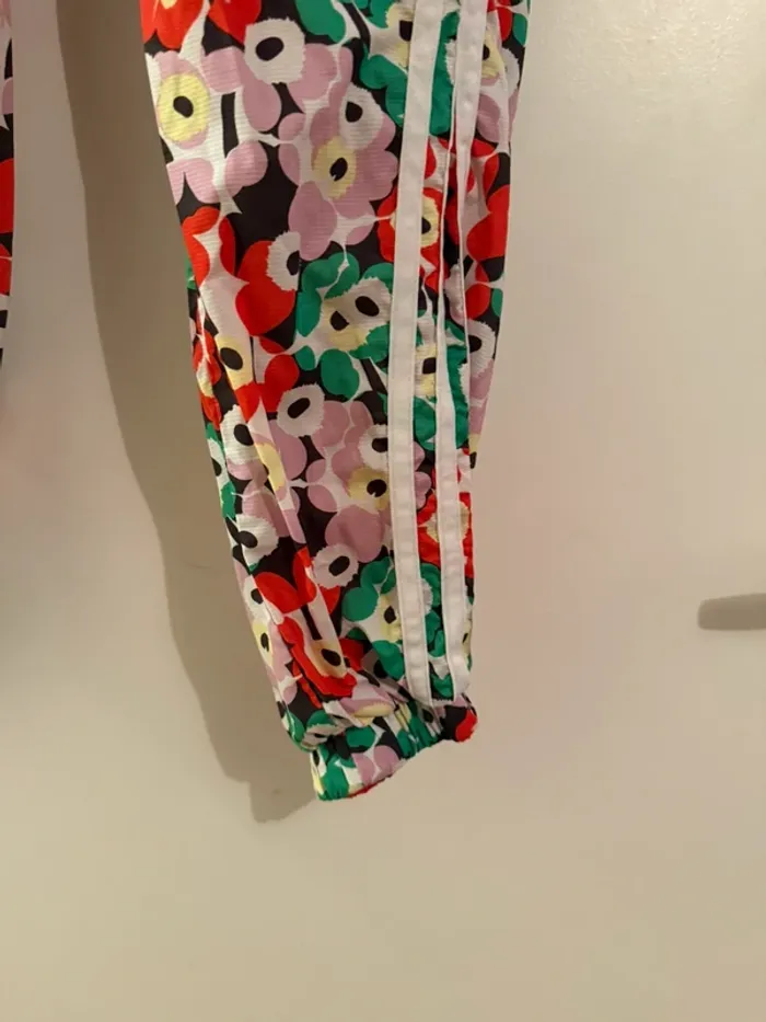 Jogging adidas à fleur en très bon état taille XS - photo numéro 5