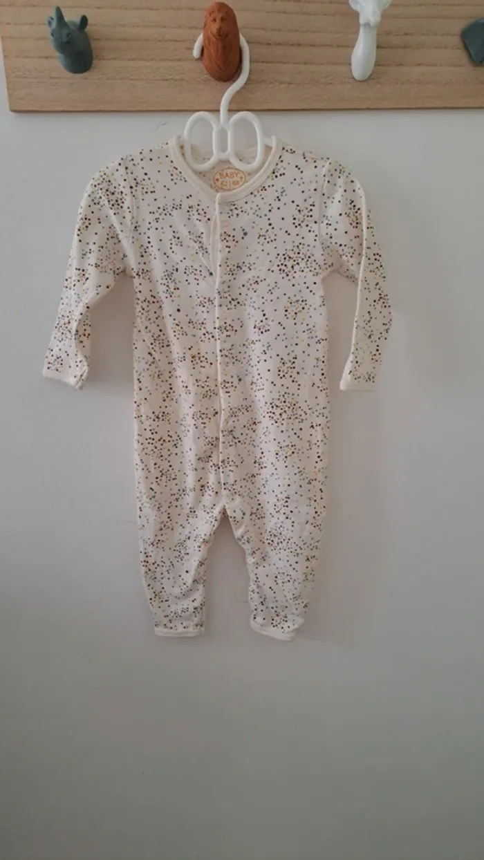 Pyjama léger avec des points de différentes couleur