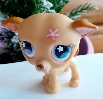 Figurine Littlest Pet Shop Chien Lévrier beige avec une fleur rose