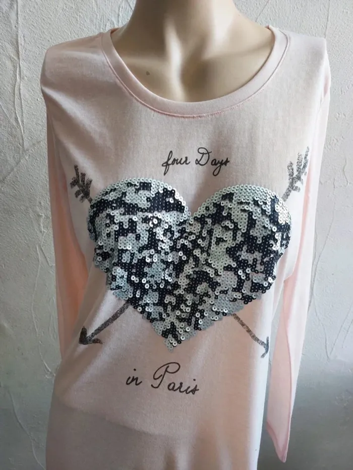 T-shirt rose avec motif cœur à paillettes Taille M - photo numéro 2
