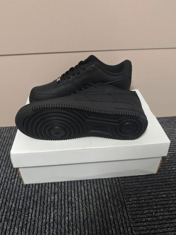 Nike Air Force 1 Low '07 Noir  Taille 39 - photo numéro 4