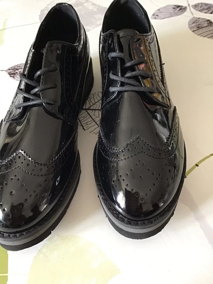 Jolie paire de Chaussures vernis noir taille 36 - photo numéro 4