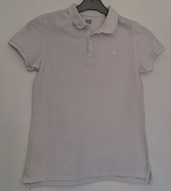 Polo blanc avec une petite broderie
