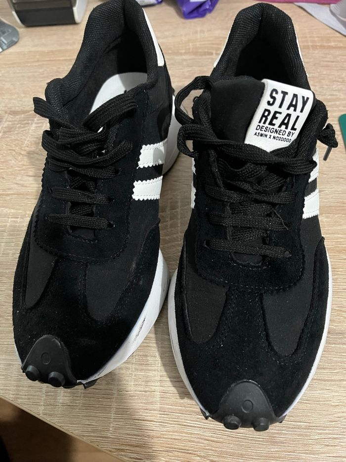 Paire de basket noir et blanc - photo numéro 2