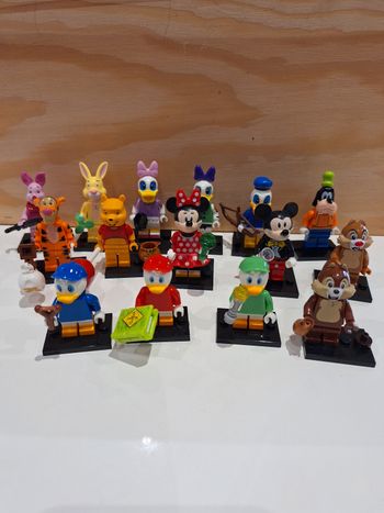 Lot 24 : 15 minifigurines disney