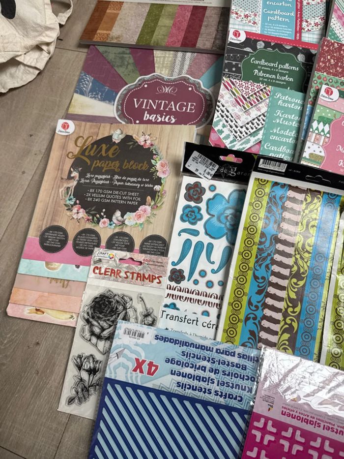 Gros lot de papiers scrapbooking pochoirs embellissements - photo numéro 8