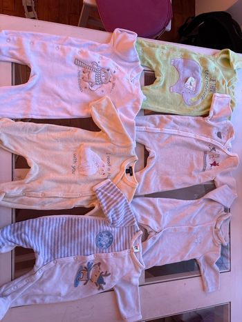 Lot de 9 pyjamas hiver + 11 vêtements - taille 1 mois