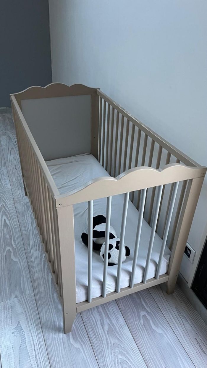 Lit à barreaux en bois + matelas - photo numéro 5